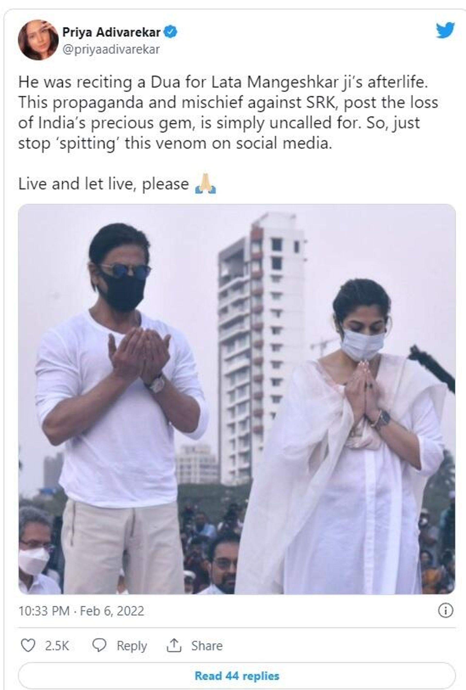 Shah Rukh Khan offering prayers to the late Lata Mangeshkar. - Sputnik International, 1920, 08.02.2022