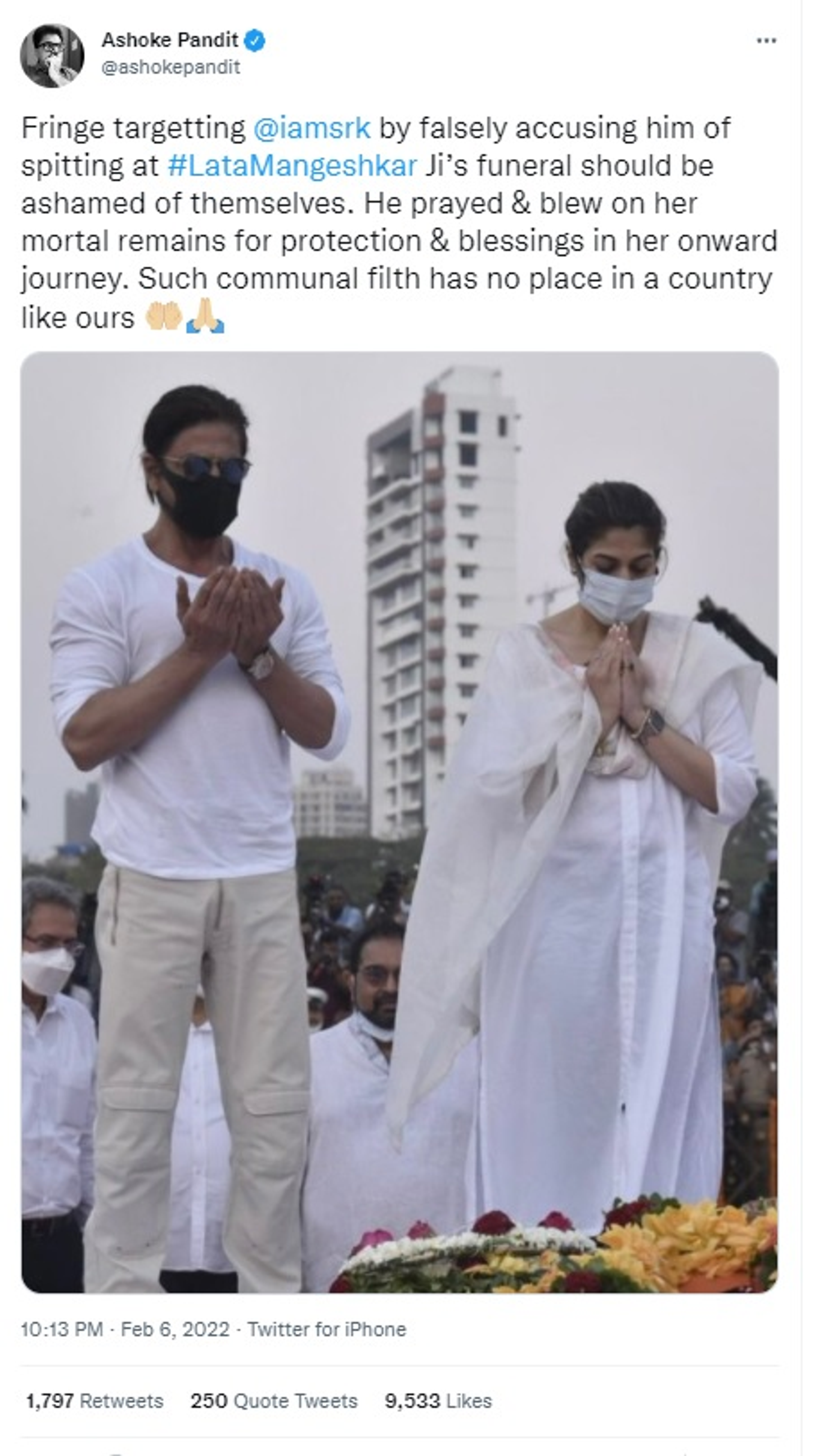 Shah Rukh Khan offering prayers to the late Lata Mangeshkar. - Sputnik International, 1920, 08.02.2022