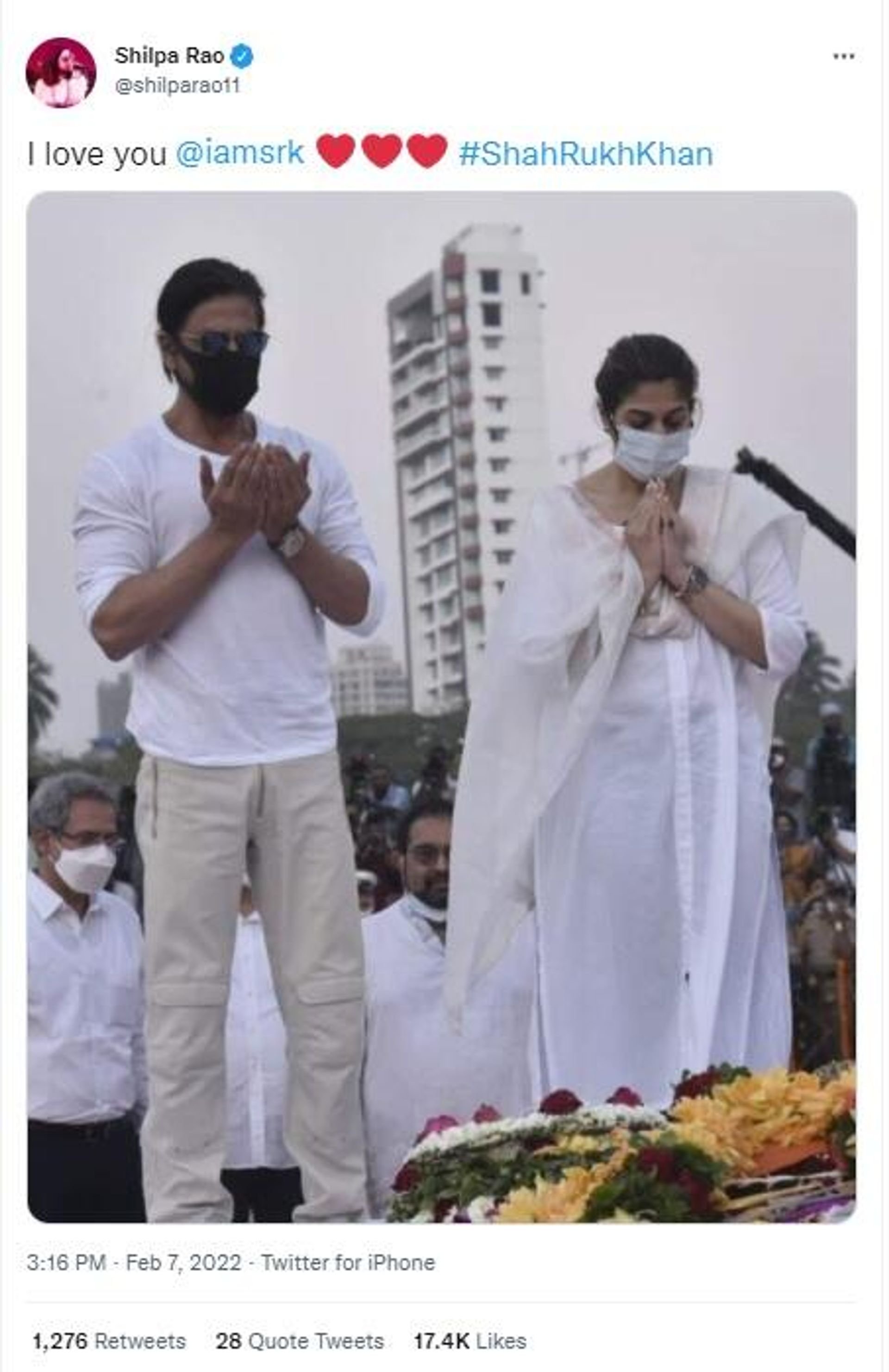 Shah Rukh Khan offering prayers to the late Lata Mangeshkar. - Sputnik International, 1920, 08.02.2022