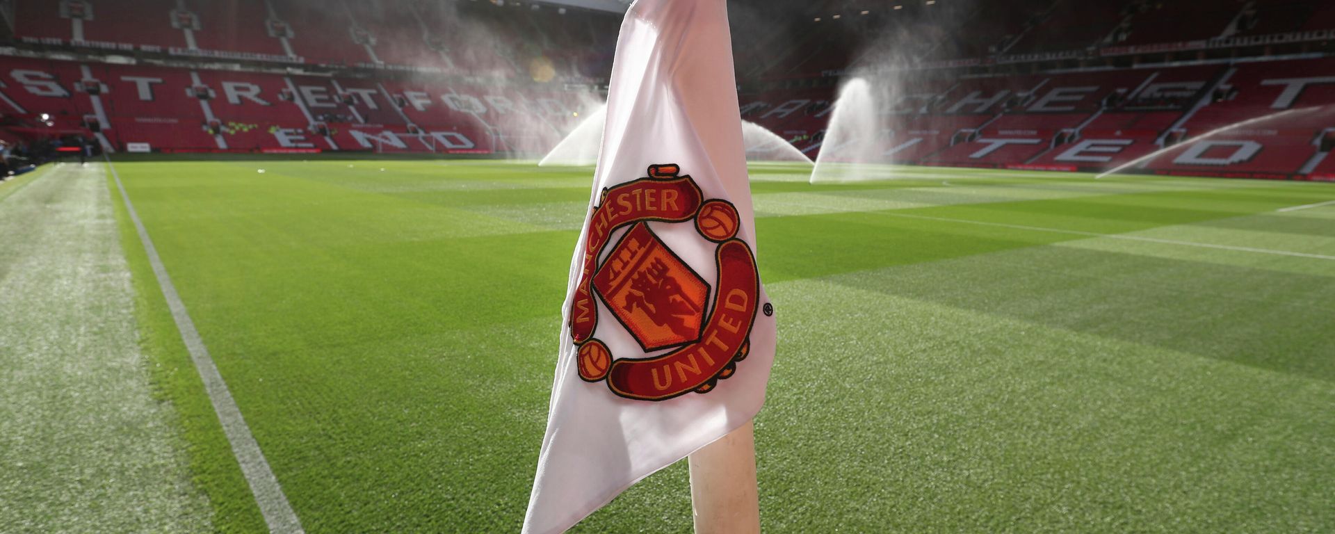 A corner flag with the logo of the Manchester United soccer team on it as the pitch is warted ahead of the English Premier League soccer match between Manchester United and Leicester City at Old Trafford, in Manchester, England, Friday, Aug. 10, 2018 - Sputnik International, 1920, 18.11.2022