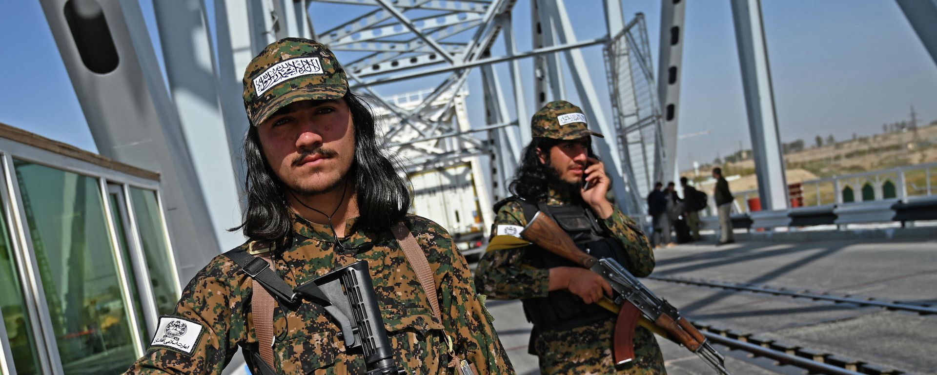 This picture taken on October 27, 2021 shows Taliban border security guards standing at the Afghanistan-Uzbekistan Friendship Bridge in Hairatan, about 82 kms north of Mazar-i-Sharif This picture taken on October 27, 2021 shows Taliban border security guards standing at the Afghanistan-Uzbekistan Friendship Bridge in Hairatan, about 82 kms north of Mazar-i-Sharif - Sputnik International, 1920, 08.02.2022