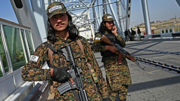 This picture taken on October 27, 2021 shows Taliban border security guards standing at the Afghanistan-Uzbekistan Friendship Bridge in Hairatan, about 82 kms north of Mazar-i-Sharif - Sputnik International
