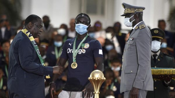 Senegal's President Macky Sall (L) decorates Senegal's forward Sadio Mane (C) during the decoration ceremony near the Palace of the Republic in Dakar on February 8, 2022.  - Sputnik International