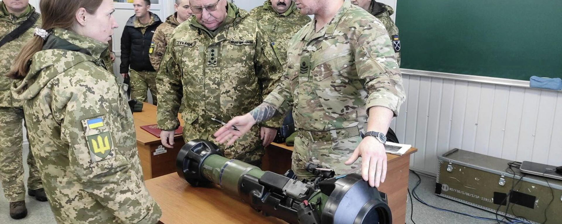 A British military instructor trains Ukrainian service members to use the next generation light anti-tank weapon, NLAW, supplied by Britain, in Lviv, Ukraine, in this handout picture released January 25, 2022 A British military instructor trains Ukrainian service members to use the next generation light anti-tank weapon, NLAW, supplied by Britain, in Lviv, Ukraine, in this handout picture released January 25, 2022 - Sputnik International, 1920, 28.02.2022