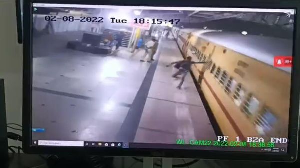 A precious life was saved by on duty alert RPF Personnel at Warangal Railway Station, Telangana - Sputnik International