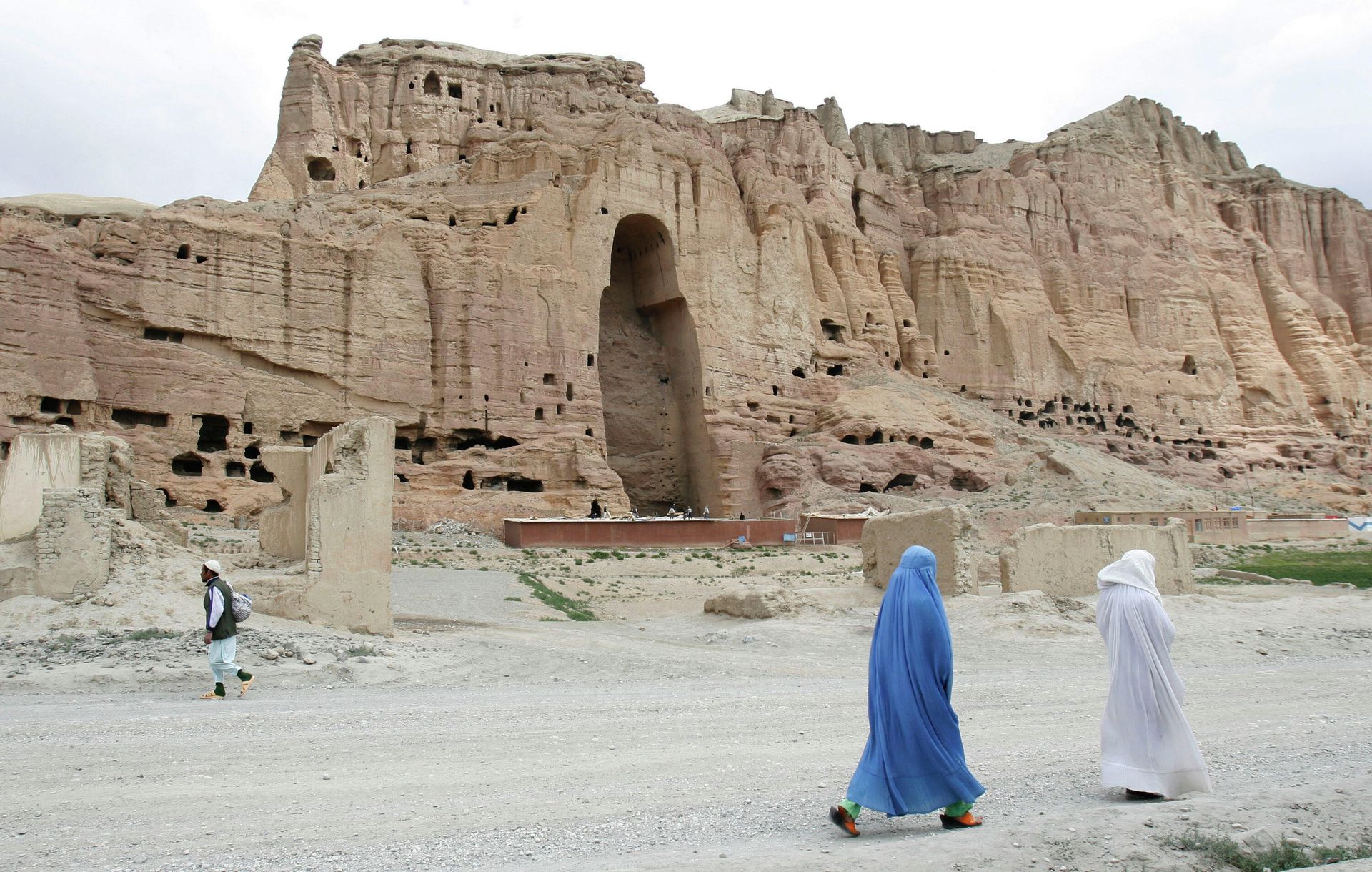 FILE - In this June 17, 2009 file photo, two women walk past the cliffs that once held giant Buddhas destroyed by the Taliban in 2001 in Bamiyan, central Afghanistan FILE - In this June 17, 2009 file photo, two women walk past the cliffs that once held giant Buddhas destroyed by the Taliban in 2001 in Bamiyan, central Afghanistan - Sputnik International, 1920, 10.02.2022