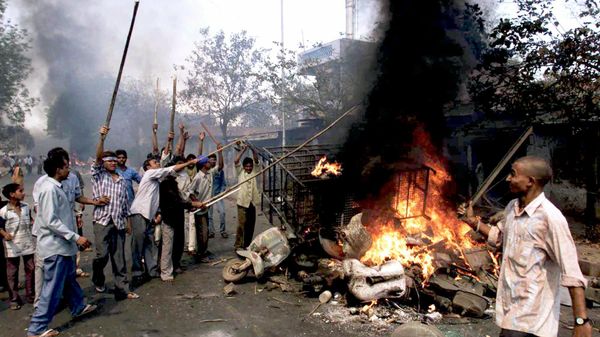 Youths burn vehicles and debris in the streets of Ahmadabad, in the Indian state of Gujarat, Thursday, Feb. 28, 2002, a day after a Muslim mob attacked a train, killing at least 58 people - Sputnik International