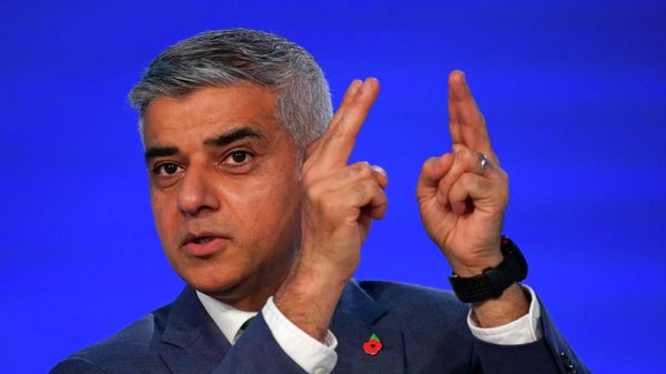 Mayor of London Sadiq Khan gestures as he speaks at a meeting at the COP26 U.N. Climate Summit in Glasgow, Scotland, Thursday, Nov. 11, 2021. - Sputnik International