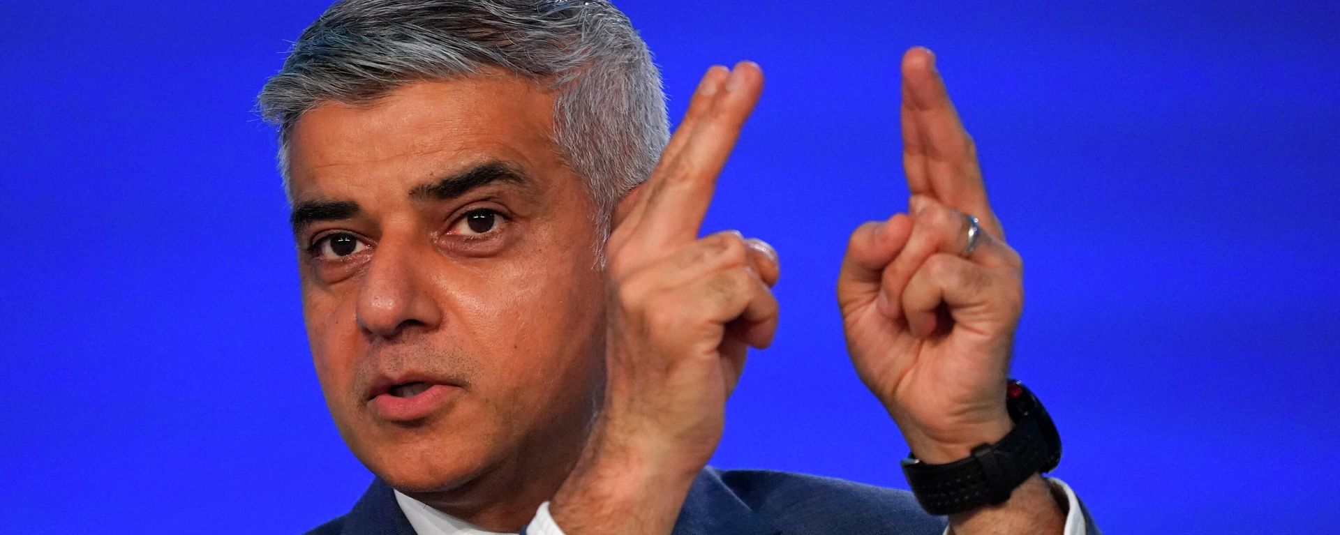 Mayor of London Sadiq Khan gestures as he speaks at a meeting at the COP26 U.N. Climate Summit in Glasgow, Scotland, Thursday, Nov. 11, 2021. Mayor of London Sadiq Khan gestures as he speaks at a meeting at the COP26 U.N. Climate Summit in Glasgow, Scotland, Thursday, Nov. 11, 2021. - Sputnik International, 1920, 20.08.2022