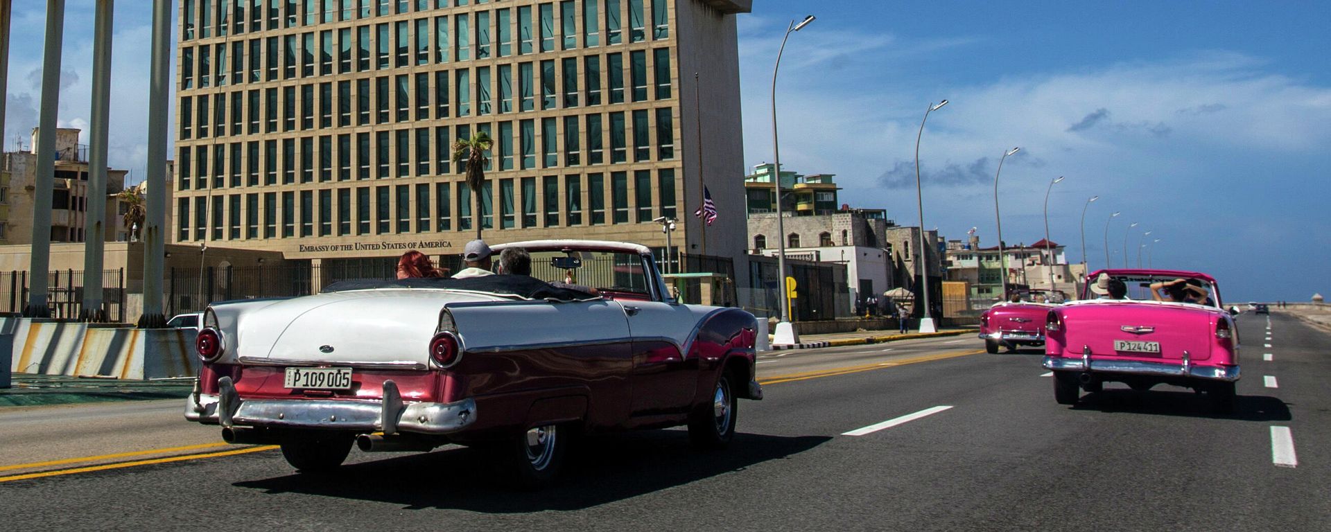 Tourists ride classic convertible cars on the Malecon beside the U.S. Embassy in Havana, Cuba, on Oct. 3, 2017 - Sputnik International, 1920, 26.08.2026