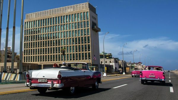  Tourists ride classic convertible cars on the Malecon beside the U.S. Embassy in Havana, Cuba, on Oct. 3, 2017 - Sputnik International