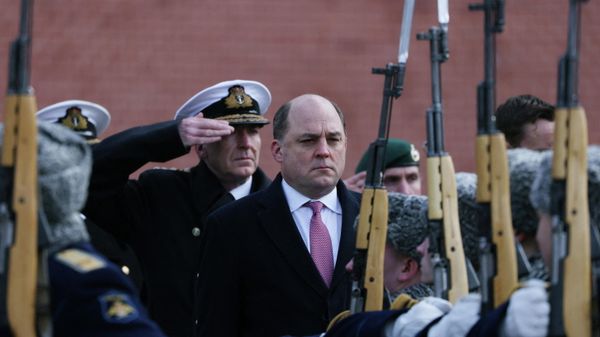 British Defence Secretary Ben Wallace takes part in a wreath-laying ceremony at the Tomb of the Unknown Soldier by the Kremlin Wall in Moscow, Russia February 11, 2022 - Sputnik International