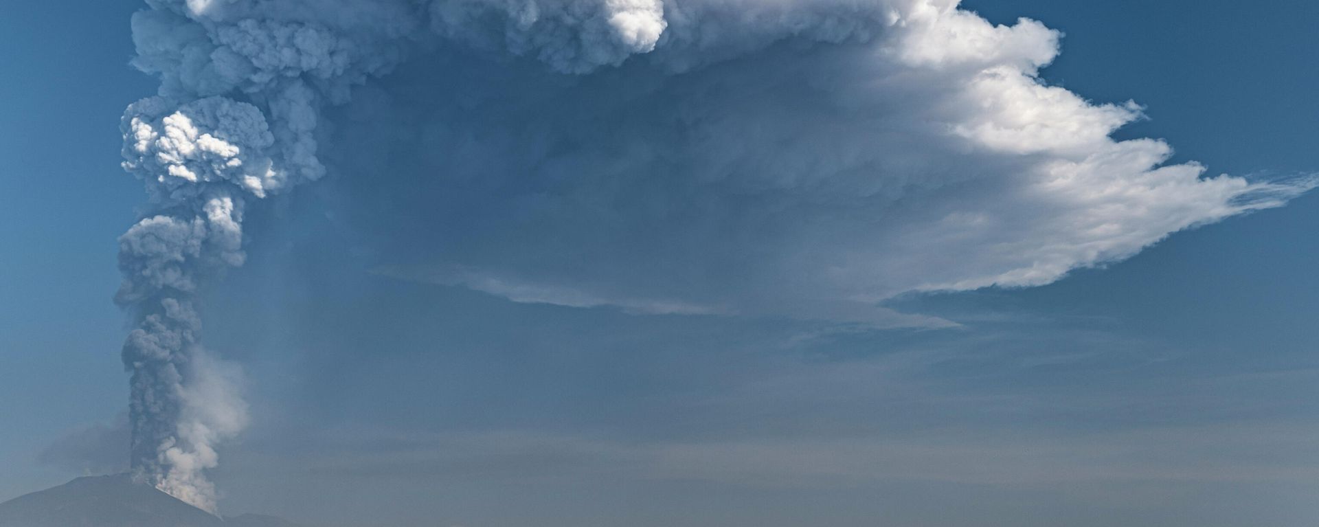 Smoke billows from a crater of Mount Etna volcano, background, seen from Catania, southern Italy, Thursday, March 4, 2021. - Sputnik International, 1920, 22.05.2023