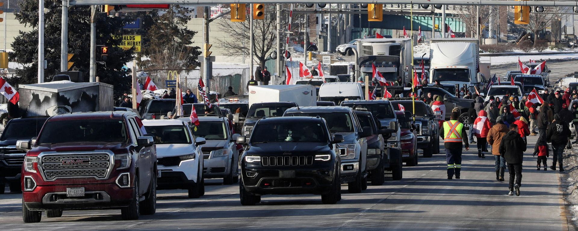 Vehicles block the route leading from the Ambassador Bridge, linking Detroit and Windsor, as truckers and their supporters continue to protest against the coronavirus disease (COVID-19) vaccine mandates, in Windsor, Ontario, Canada February 8, 2022. Vehicles block the route leading from the Ambassador Bridge, linking Detroit and Windsor, as truckers and their supporters continue to protest against the coronavirus disease (COVID-19) vaccine mandates, in Windsor, Ontario, Canada February 8, 2022. - Sputnik International, 1920, 11.02.2022