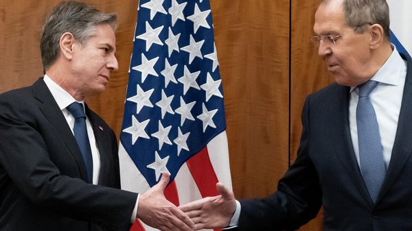 Secretary of State Antony Blinken greets Russian Foreign Minister Sergey Lavrov before their meeting, Friday, Jan. 21, 2022, in Geneva, Switzerland. - Sputnik International