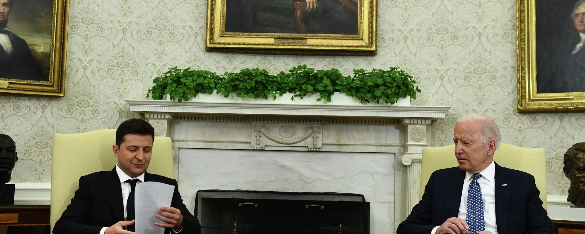 US President Joe Biden(R) meets with Ukraine's President Volodymyr Zelensky in the Oval Office of the White House, on September 1, 2021, in Washington, DC. US President Joe Biden(R) meets with Ukraine's President Volodymyr Zelensky in the Oval Office of the White House, on September 1, 2021, in Washington, DC. - Sputnik International, 1920, 13.02.2022
