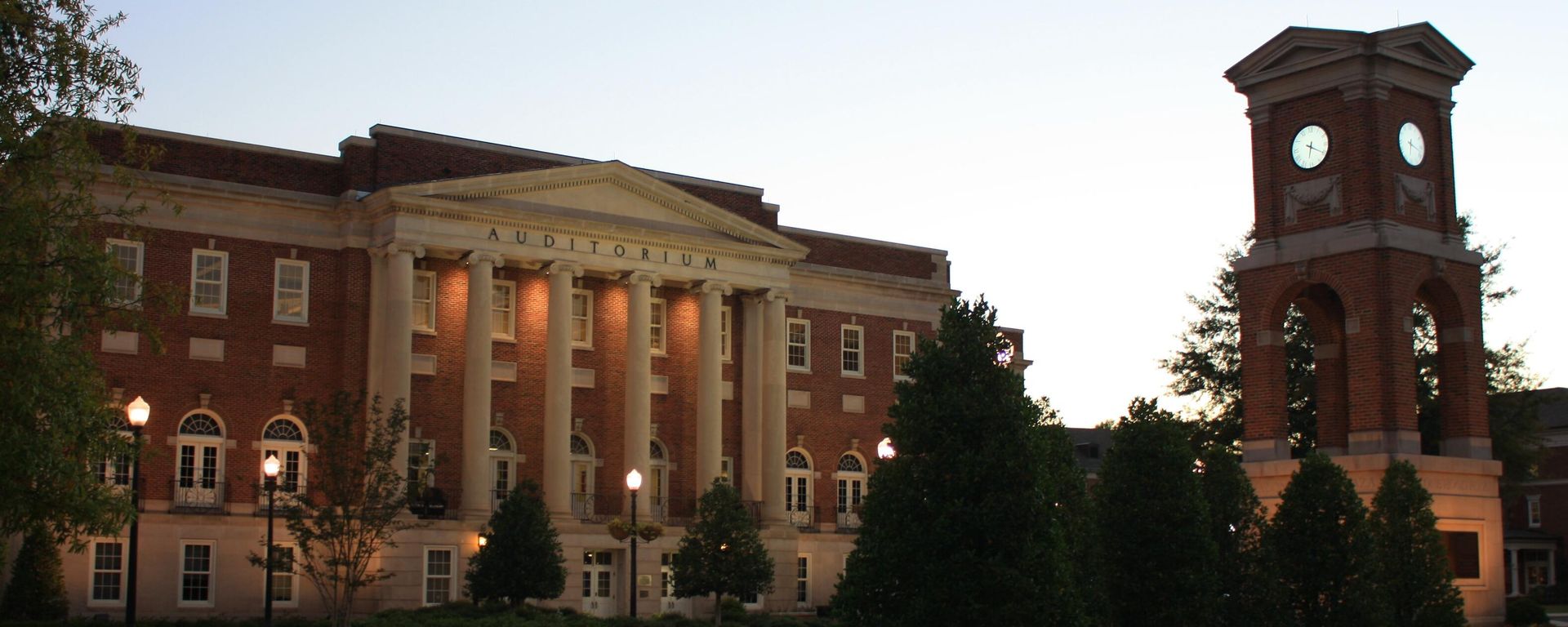 Autherine Lucy Clock Tower and Foster Auditorium on the campus of the University of Alabama in Tuscaloosa, Alabama. Autherine Lucy Clock Tower and Foster Auditorium on the campus of the University of Alabama in Tuscaloosa, Alabama. - Sputnik International, 1920, 13.02.2022