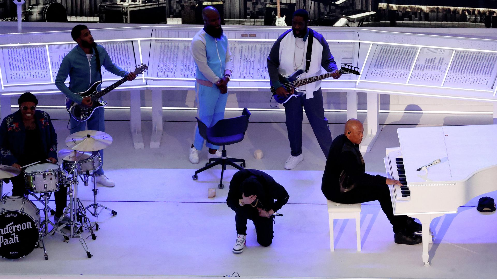 American Football - NFL - Super Bowl LVI Halftime Show - Cincinnati Bengals v Los Angeles Rams - SoFi Stadium, Inglewood, California, United States - February 13, 2022 Eminem takes a knee alongside Dr Dre as they perform during the halftime show American Football - NFL - Super Bowl LVI Halftime Show - Cincinnati Bengals v Los Angeles Rams - SoFi Stadium, Inglewood, California, United States - February 13, 2022 Eminem takes a knee alongside Dr Dre as they perform during the halftime show - Sputnik International, 1920, 14.02.2022