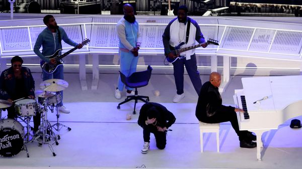 American Football  - NFL - Super Bowl LVI Halftime Show - Cincinnati Bengals v Los Angeles Rams - SoFi Stadium, Inglewood, California, United States - February 13, 2022  Eminem takes a knee alongside Dr Dre as they perform during the halftime show  - Sputnik International
