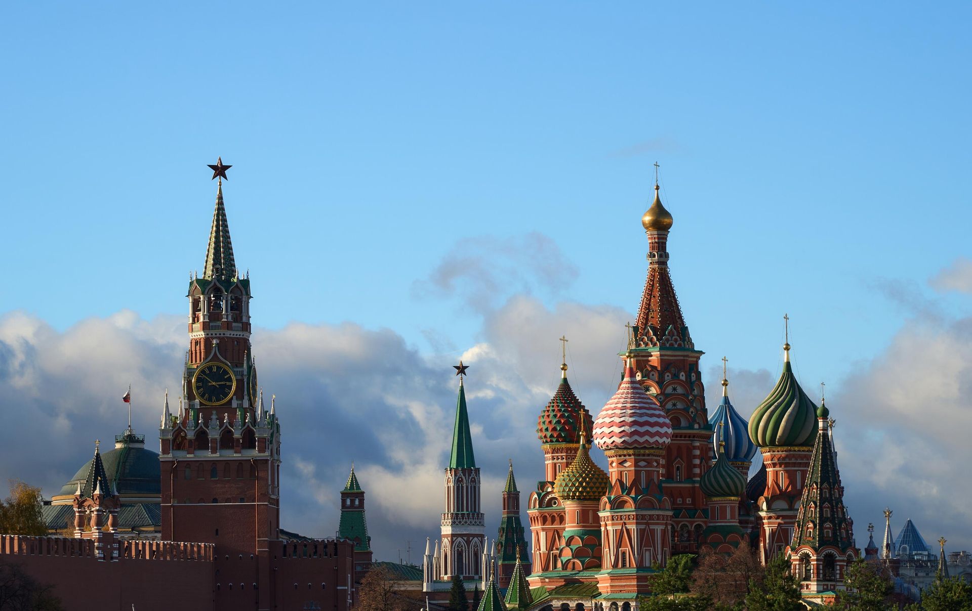 A general view shows the St. Basil's Cathedral and the Kremlin's Spasskaya Tower on a sunny autumn day, in Moscow, Russia - Sputnik International, 1920, 31.12.2022