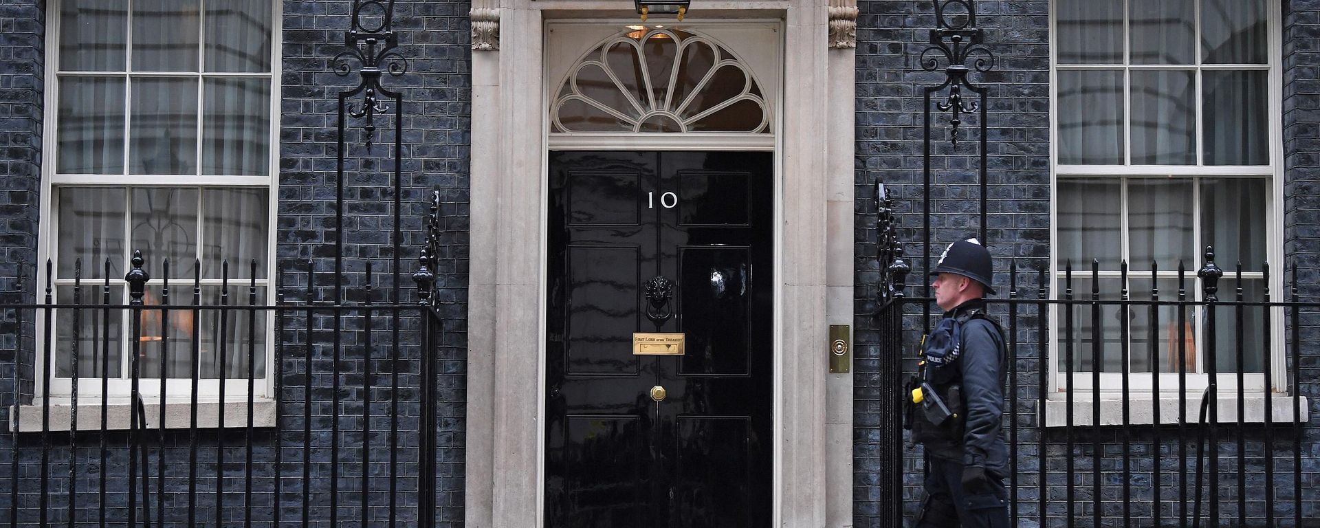 A police officer walks past the door to 10 Downing Street, the official residence of Britain's Prime Minister, in London on January 25, 2022 A police officer walks past the door to 10 Downing Street, the official residence of Britain's Prime Minister, in London on January 25, 2022 - Sputnik International, 1920, 20.02.2022