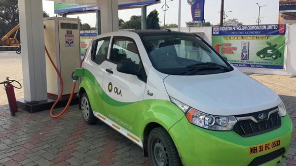 Mahindra's, e2oPlus, operated by Indian ride-hailing company Ola, is seen at an electric vehicle charging station in Nagpur, India  - Sputnik International