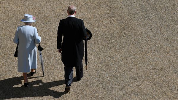 In this file photo taken on May 21, 2019 Britain's Queen Elizabeth II (L) and Britain's Prince Andrew, Duke of York, (R) arrive for a garden party in the grounds of Buckingham Palace in central London - Sputnik International