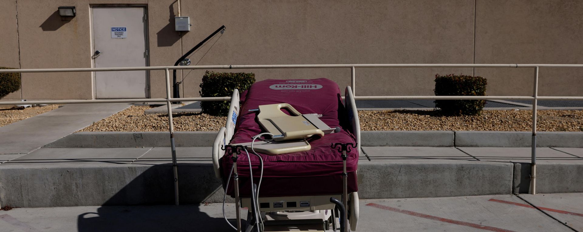 A broken hospital gurney is seen placed outside the St. Mary Medical Center in Apple Valley California, U.S., February 1, 2022. A broken hospital gurney is seen placed outside the St. Mary Medical Center in Apple Valley California, U.S., February 1, 2022. - Sputnik International, 1920, 16.02.2022