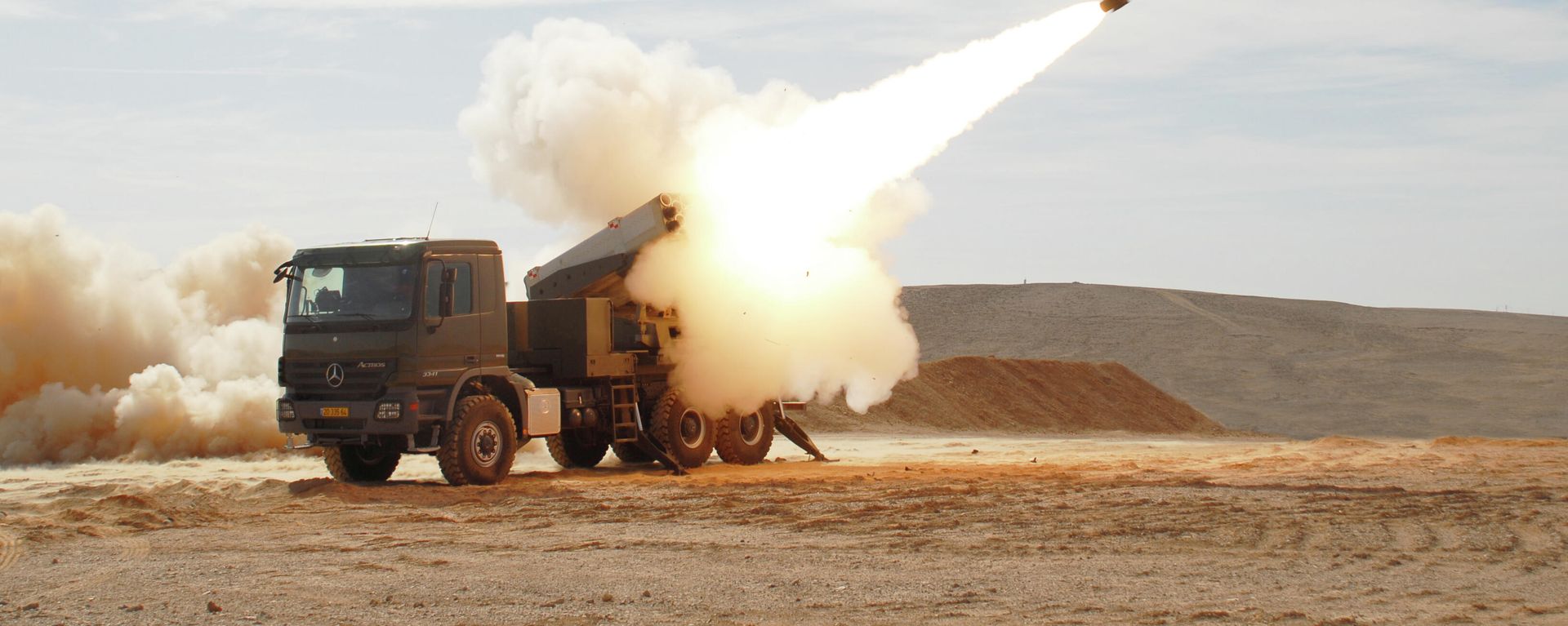 An Israeli Military Industrial Lynx MLRS systems firing an Accular surface-to-surface artillery rocket An Israeli Military Industrial Lynx MLRS systems firing an Accular surface-to-surface artillery rocket - Sputnik International, 1920, 25.01.2023