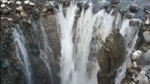 Sinkhole in Brengi stream in Kokernag disrupts flow of water - Sputnik International