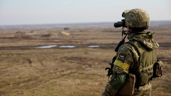 A service member of the Ukrainian armed forces takes part in tactical military exercises at a training ground in the Rivne region, Ukraine February 16, 2022 - Sputnik International