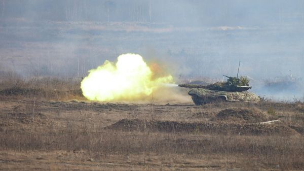 A tank of the Ukrainian armed forces fires during tactical military exercises at a training ground in the Rivne region, Ukraine February 16, 2022 - Sputnik International