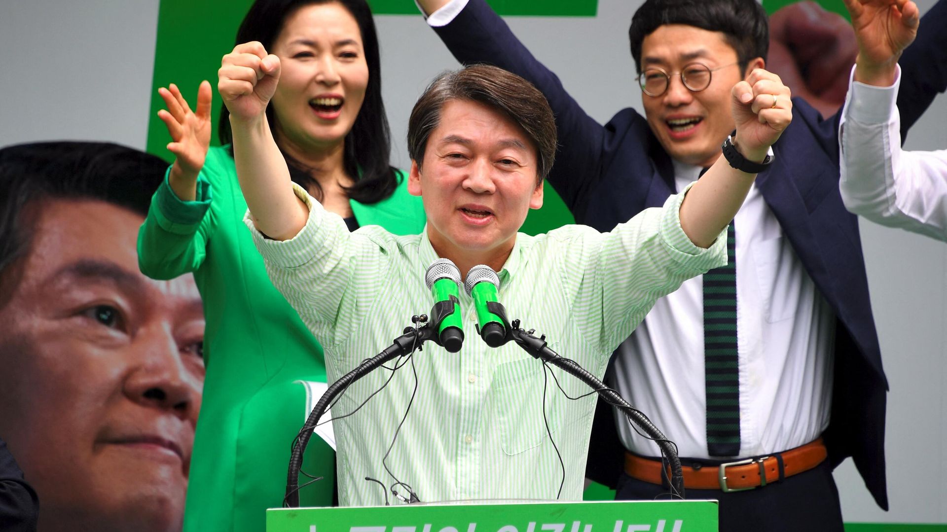 South Korean presidential candidate Ahn Cheol-Soo (C) of the People's Party speaks during his election campaign in Seoul South Korean presidential candidate Ahn Cheol-Soo (C) of the People's Party speaks during his election campaign in Seoul - Sputnik International, 1920, 17.02.2022