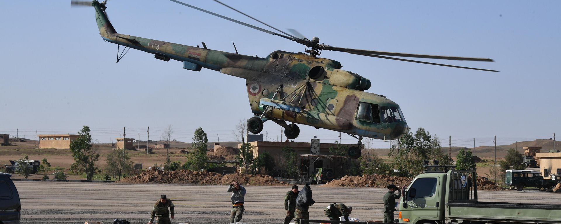 Mi-8 helicopter at Deir ez-Zor airport. Mi-8 helicopter at Deir ez-Zor airport. - Sputnik International, 1920, 28.09.2024