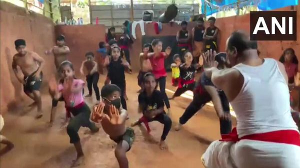 A retired Sub Inspector of Police in Kozhikode trains youngsters Kalarippayattu, a traditional form of martial arts - Sputnik International
