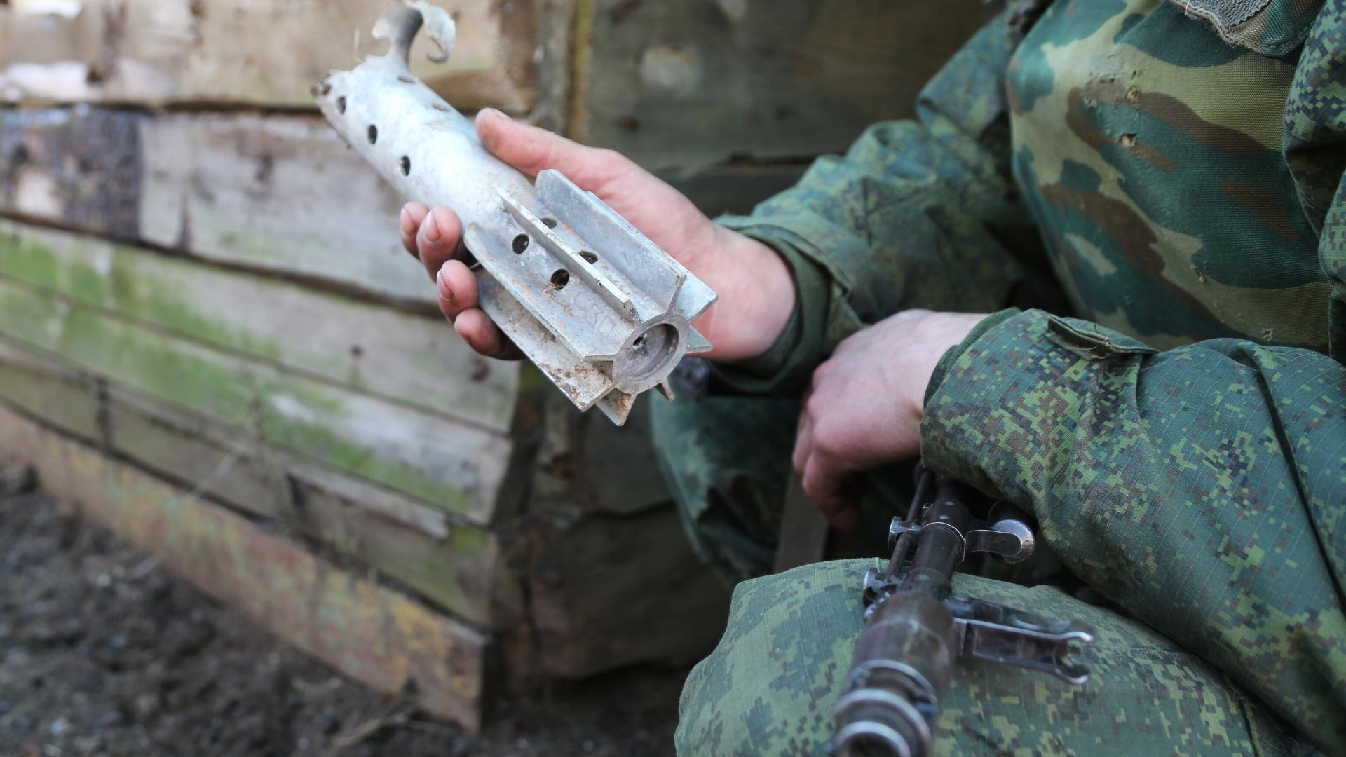 Donbass militiaman holds up piece of shell fired on his comrades' position by Kiev forces in Western Donetsk. 15 February 2022. Donbass militiaman holds up piece of shell fired on his comrades' position by Kiev forces in Western Donetsk. 15 February 2022. - Sputnik International, 1920, 24.02.2022