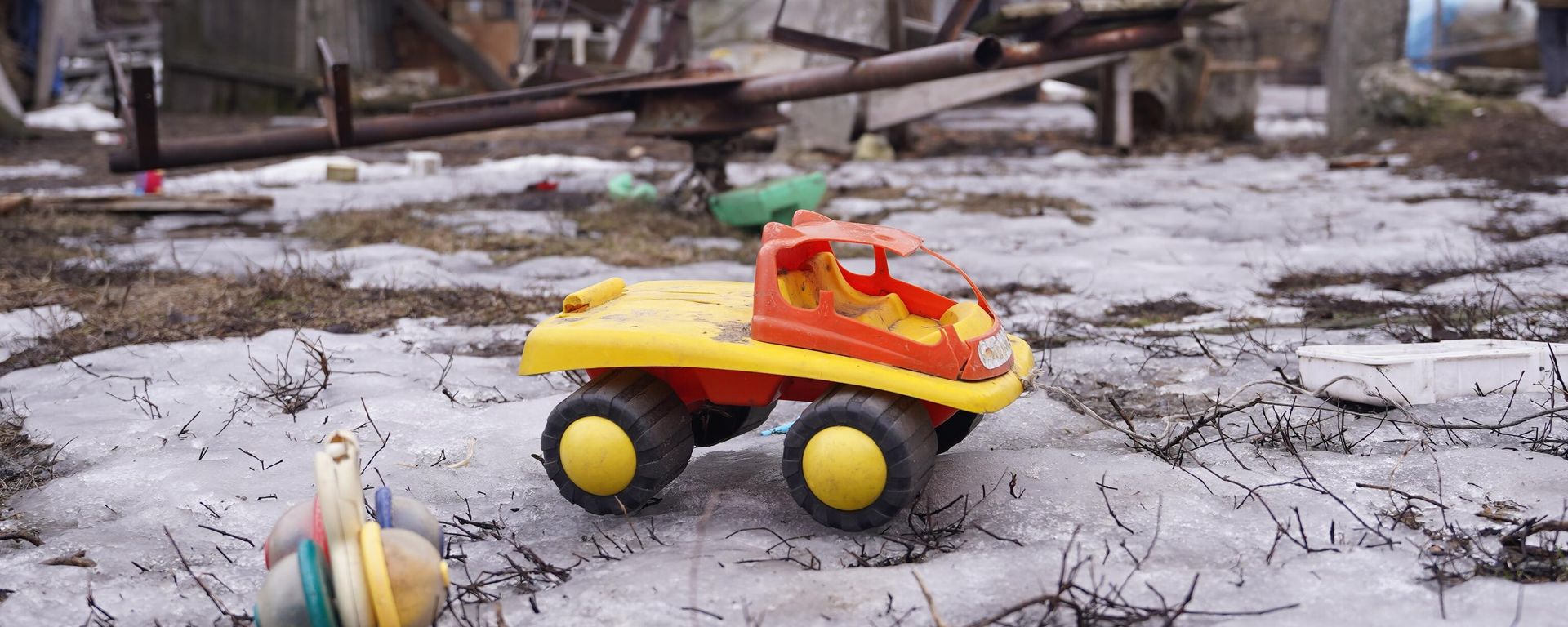 A toy is pictured on the contact line with Ukrainian armed forces in the village of Molodezhniy in Luhansk region, self-proclaimed Luhansk People's Republic, Eastern Ukraine A toy is pictured on the contact line with Ukrainian armed forces in the village of Molodezhniy in Luhansk region, self-proclaimed Luhansk People's Republic, Eastern Ukraine - Sputnik International, 1920, 18.02.2022