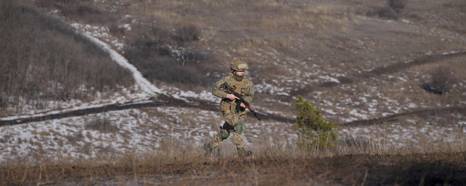 A Ukrainian serviceman runs during an exercise in the Joint Forces Operation, in the Donetsk region, eastern Ukraine, Tuesday, Feb. 15, 2022. A Ukrainian serviceman runs during an exercise in the Joint Forces Operation, in the Donetsk region, eastern Ukraine, Tuesday, Feb. 15, 2022. - Sputnik International, 1920, 18.02.2022