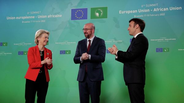 European Commission President Ursula von der Leyen, European Council President Charles Michel and French President Emmanuel Macron clean their hands during the European Union - African Union summit in Brussels, Belgium, February 17, 2022. - Sputnik International