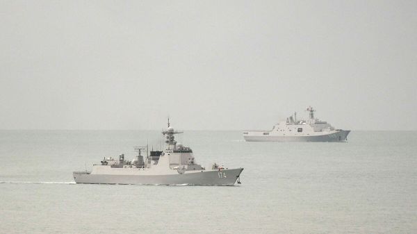 A PLA-N Luyang-class guided missile destroyer (left) and a PLA-N Yuzhao-class amphibious transport dock vessel leave the Torres Strait and enter the Coral Sea on 18 February 2022. - Sputnik International