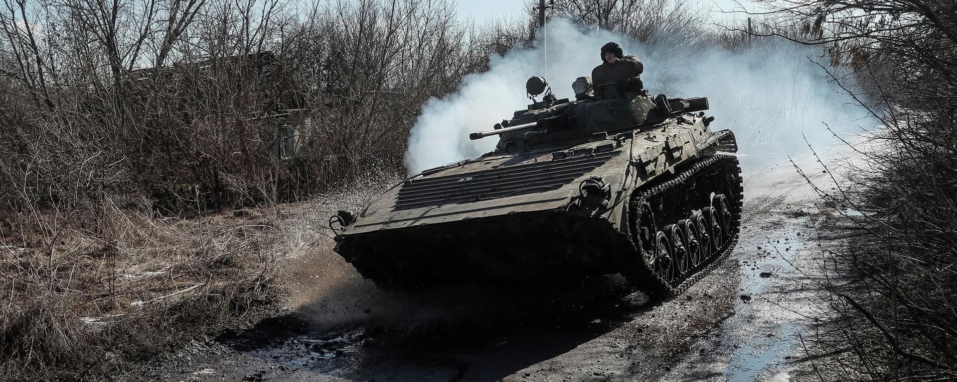 Ukrainian service members ride at a infantry fighting vehicle on the front line near the village of Zaitseve in the Donetsk region, Ukraine Ukrainian service members ride at a infantry fighting vehicle on the front line near the village of Zaitseve in the Donetsk region, Ukraine - Sputnik International, 1920, 21.02.2022