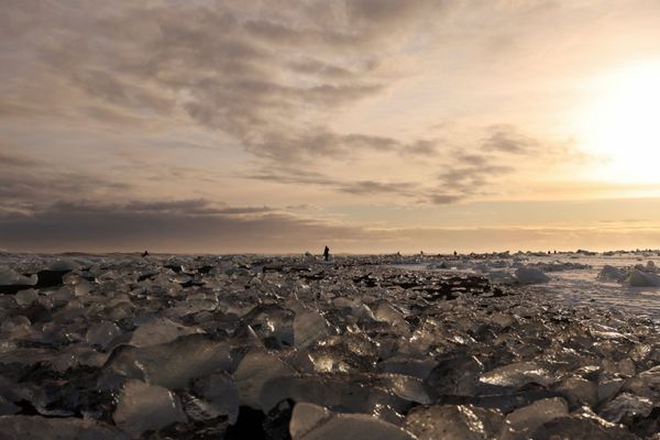 Tourists admire the blocks of ice that have broken off the Jokulsarlon glacier lagoon.   - Sputnik International