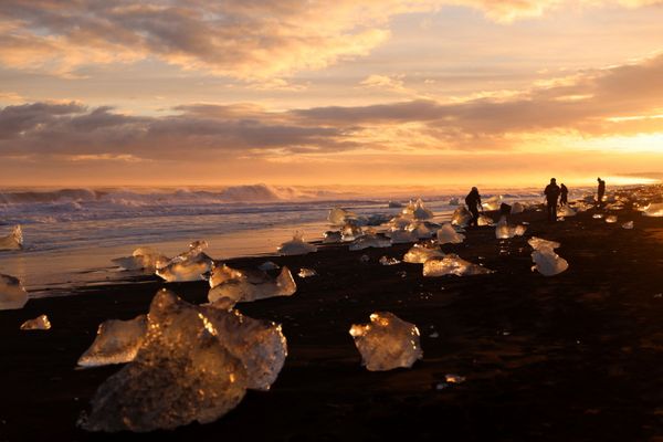 Tourists gaze out across the icy landscape.  - Sputnik International