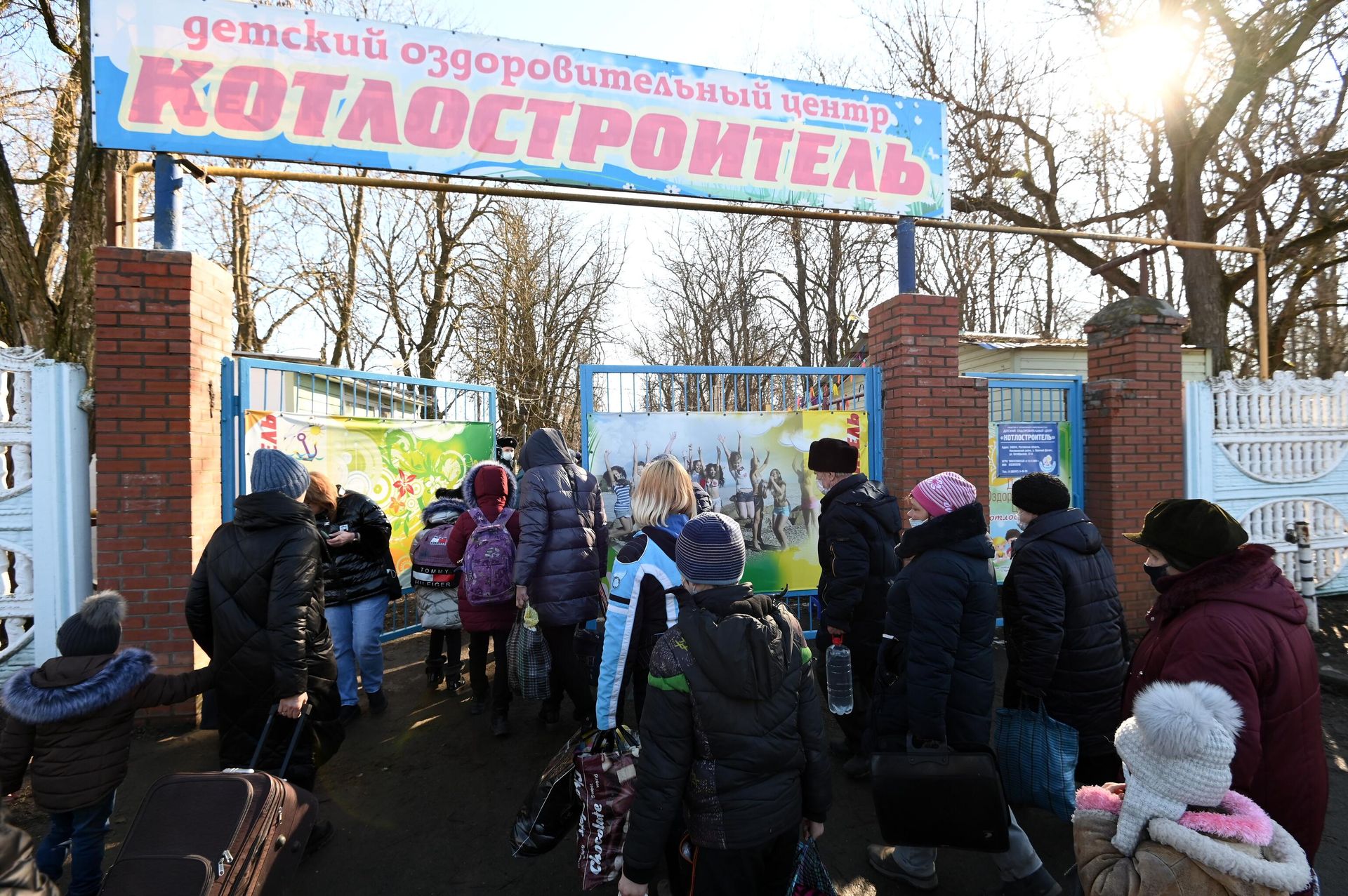 Refugees from self-proclaimed Donetsk and Lugansk People's Republics arrive at their temporary accomodations in Russia's Rostov Oblast - Sputnik International, 1920, 20.02.2022