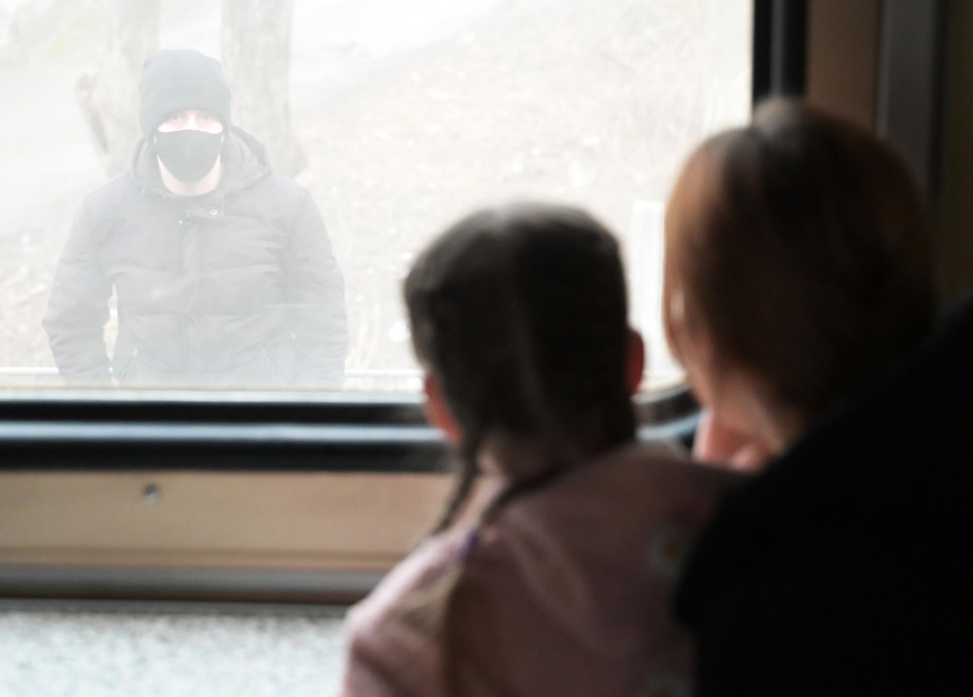 Donetsk People's Republic residents seen inside a train at Donetsk-2 station during evacuation to Russia's Rostov Oblast - Sputnik International, 1920, 20.02.2022