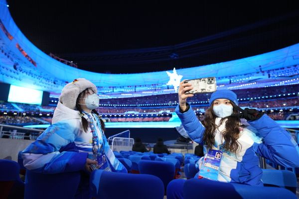Volunteers take pictures at the National Stadium in Beijing prior to the beginning of the closing ceremony of the 2022 Winter Olympics. Volunteers take pictures at the National Stadium in Beijing prior to the beginning of the closing ceremony of the 2022 Winter Olympics. - Sputnik International