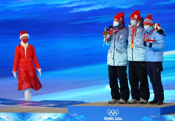 Российские спортсмены Иван Якимушкин, Александр Большунов и Симен Хегстад Крюгер (Норвегия) во время награждения в рамках церемонии закрытия XXIV зимних Олимпийских игр в Пекине Российские спортсмены Иван Якимушкин, Александр Большунов и Симен Хегстад Крюгер (Норвегия) во время награждения в рамках церемонии закрытия XXIV зимних Олимпийских игр в Пекине - Sputnik International