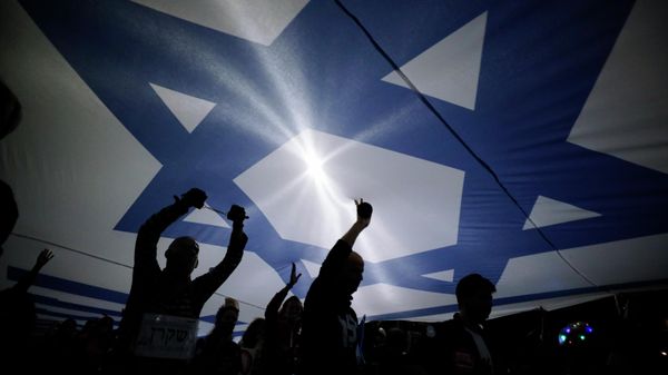 Israeli protesters carry large Israeli flag (File) - Sputnik International