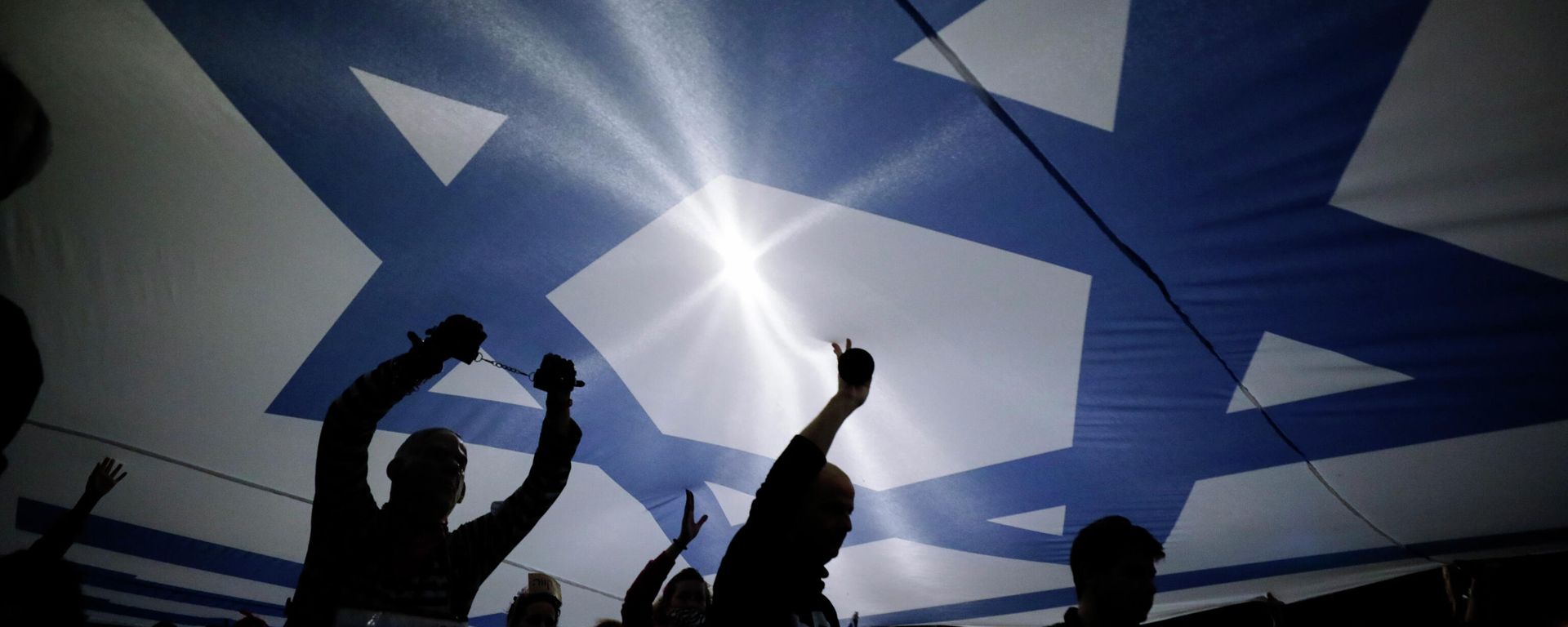Israeli protesters carry large Israeli flag (File) - Sputnik International, 1920, 25.05.2022
