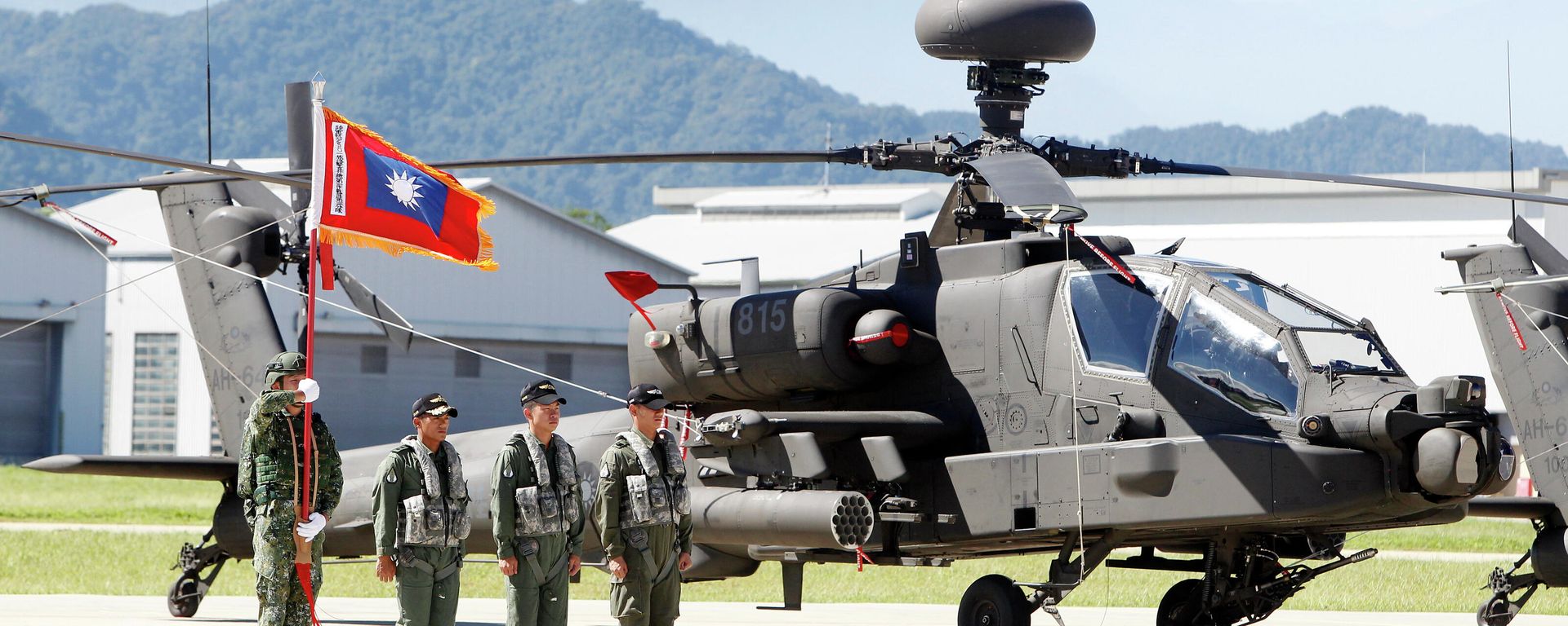 Pilots stand in front of AH-64E Apache attack helicopter before the commissioning ceremony in Taoyuan city, northern Taiwan, Tuesday, July 17, 2018 - Sputnik International, 1920, 23.02.2023